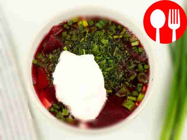 Положите в суп сметану и посыпьте его...