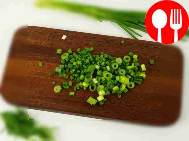 Порежьте зелёный лук и укроп.
