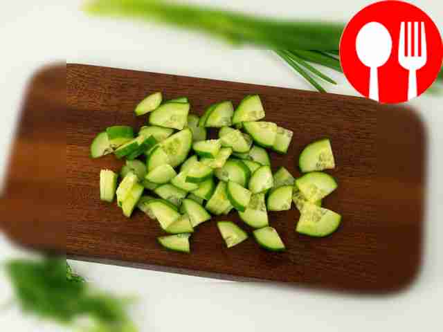 Порежьте огурец.