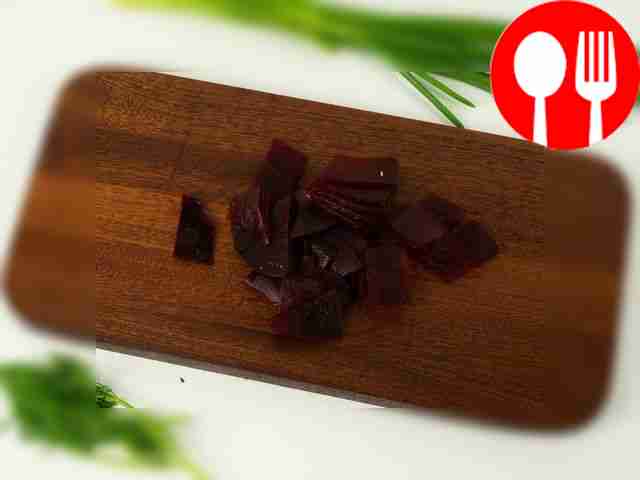 Очистите свеклу и нарежьте её тонкими пластинами.