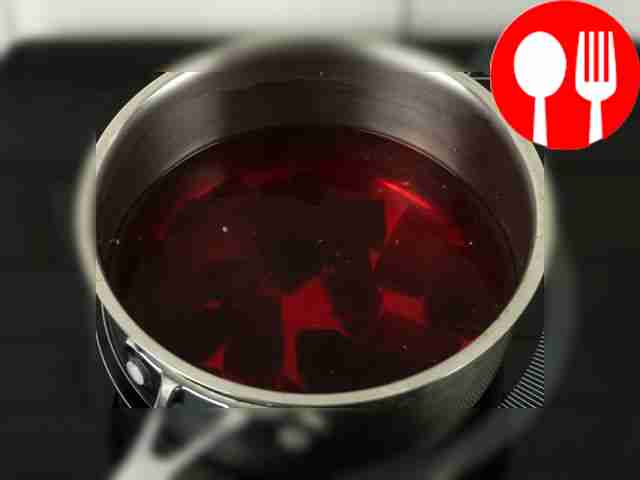 Влейте в кастрюлю пол-литра воды и поместите...