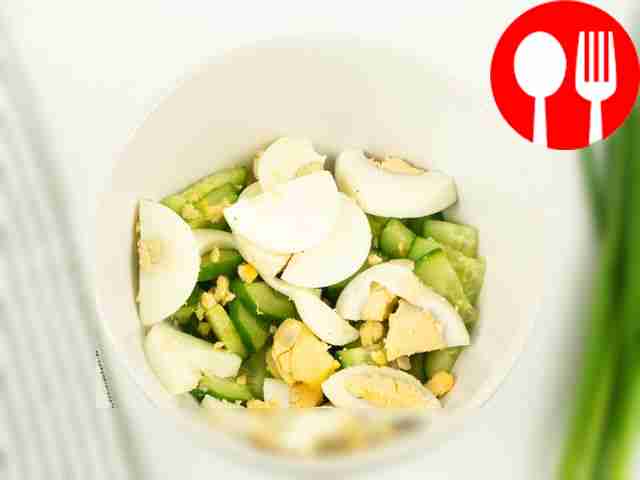 На порционную тарелку выложите нарезанные...