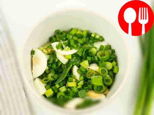 Положите в суп нарезанный зелёный лук.