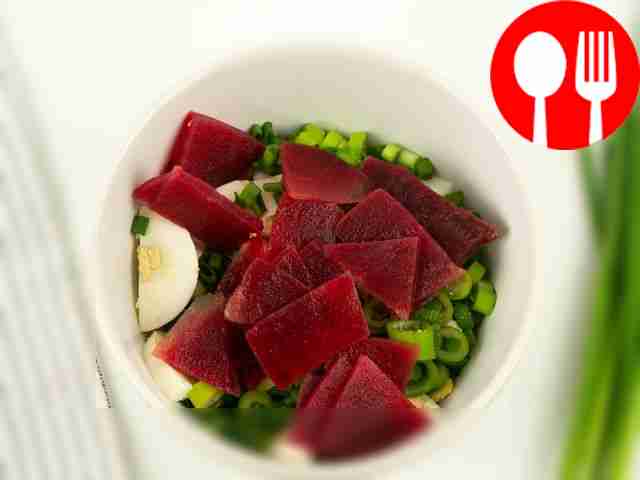 Положите в суп свеклу.