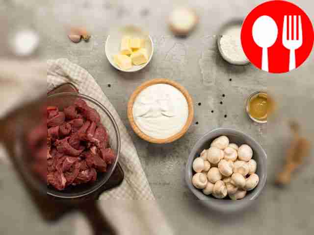 Снимите кожуру с лука и чеснока, шампиньоны...