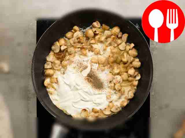 Смешайте грибной сок со сметаной, горчицей и...