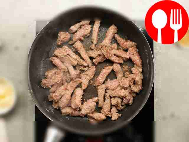 Обжарьте мясо на сильном огне в хорошо...