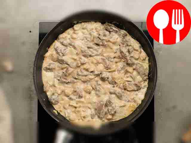 Переложите обжаренную говядину к грибам....