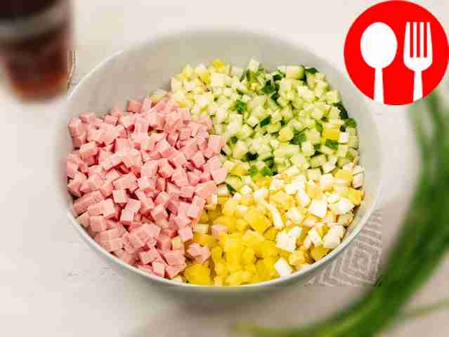 В большой миске смешайте нарезанную картошку,...