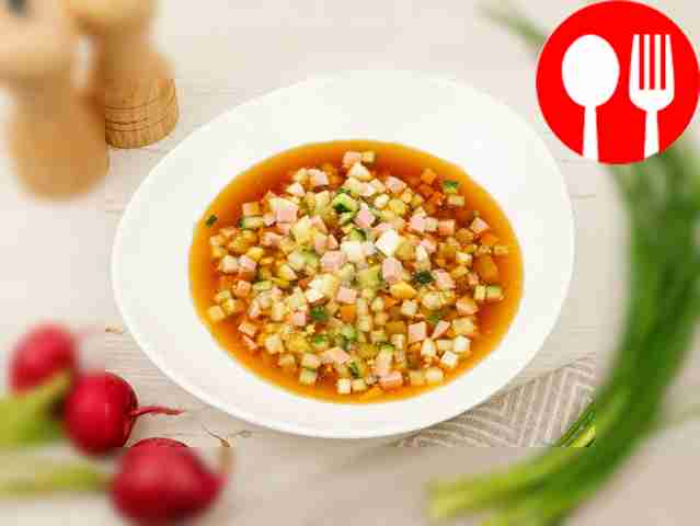 В тарелку положите порцию окрошки и залейте её квасом.