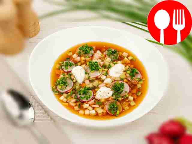 Украсьте каждую порцию ломтиками редиса и...