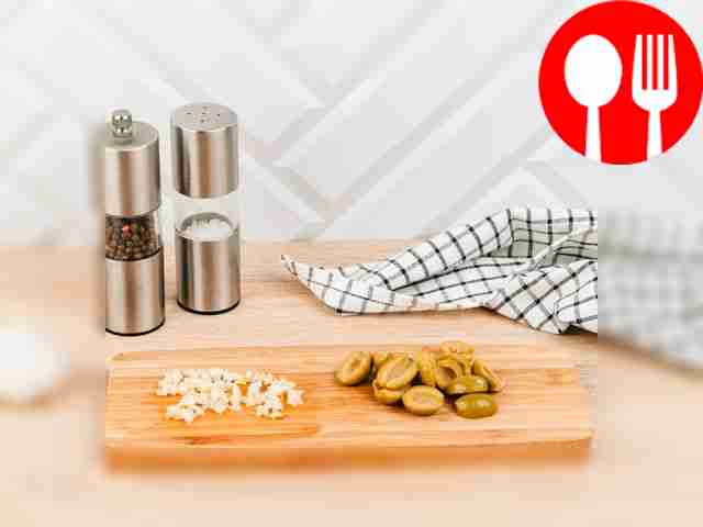 Очистьте два зубчика чеснока и мелко их...