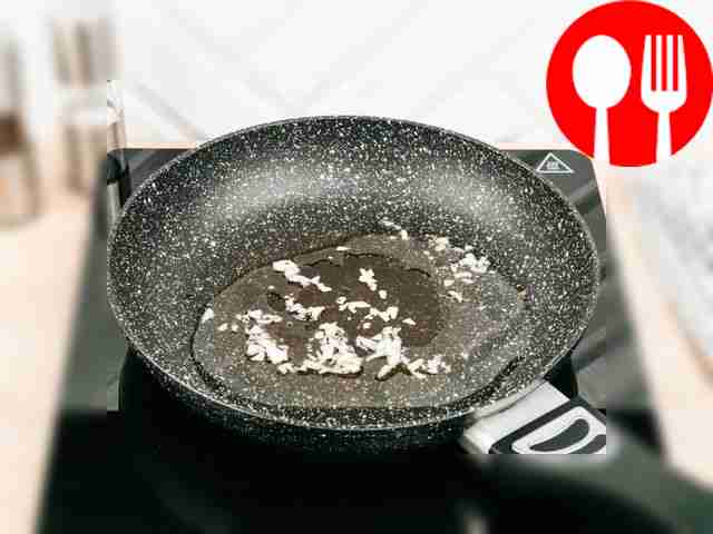 В разогретое на сковороде масло добавьте мелко...