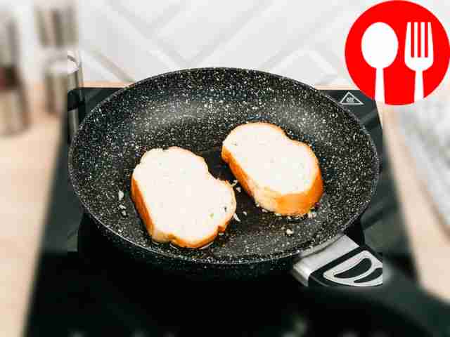 Поместите ломтики хлеба в приготовленное...