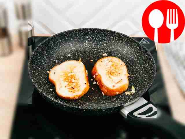 Поджаривайте хлеб по 1–2 минуты с каждой...