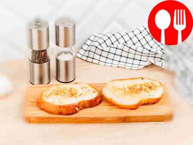 Снимите тосты со сковороды и переложите их на...