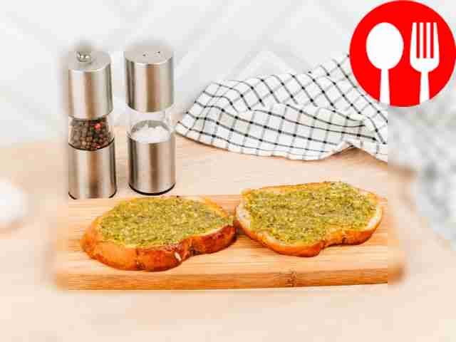 Нанесите песто на подрумяненные ломтики хлеба.