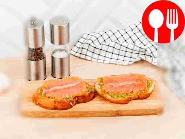 - Разложите кусочки красной рыбы поверх...