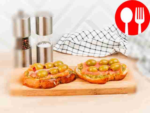 Выложите сверху половинки оливок.