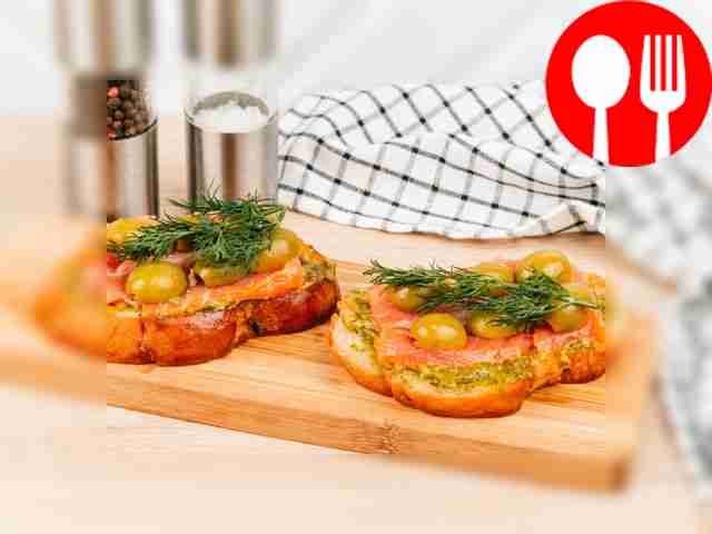 Брускетта с лососем и песто