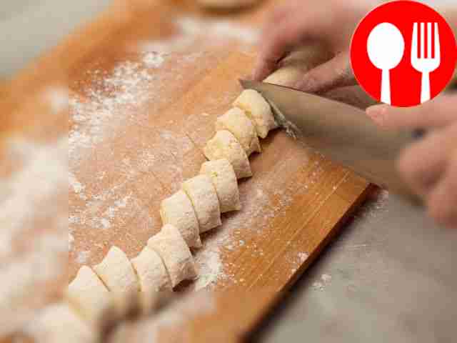 Скатайте тесто в жгут и нарежьте его на порции...