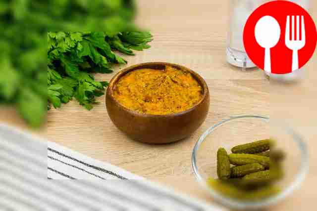 Луковый соус с солеными огурцами