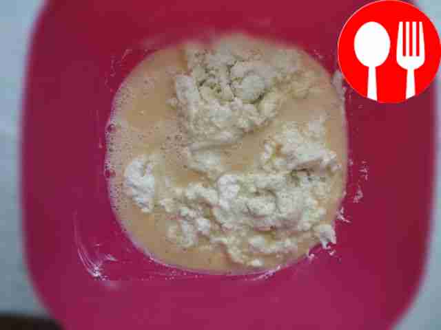 Сметану смешайте с манной крупой. Добавьте...