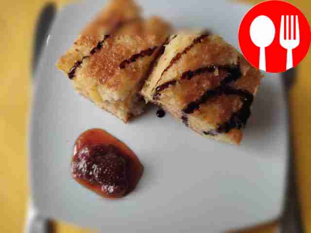 Порежьте манник с ананасами на кусочки....