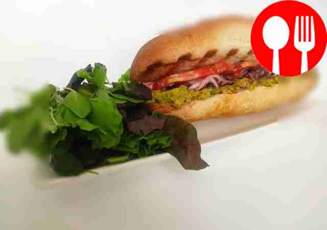 Экзотический хот-дог с осьминогами