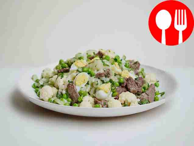 Легкий салат из цветной капусты с зеленым горошком и говядиной
