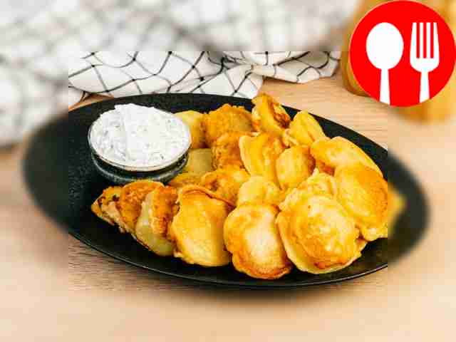 Картофель в кляре со сметанным соусом