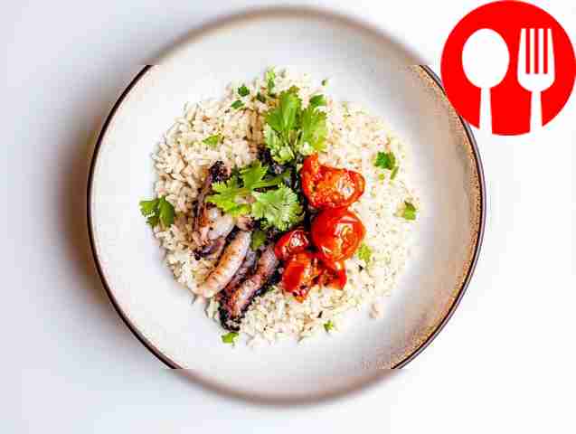 Вареный осьминог с рисом