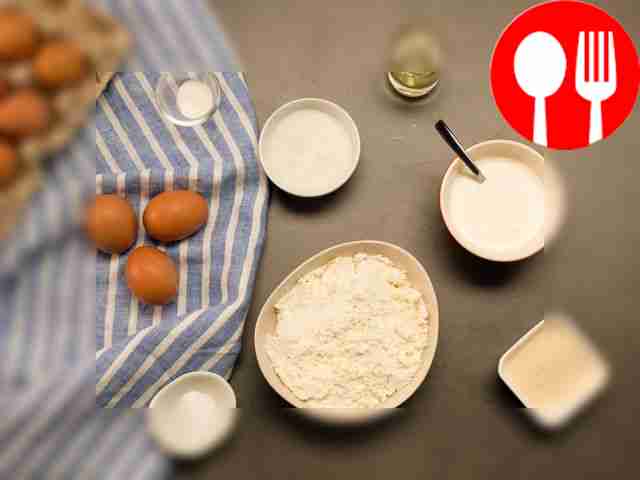 Заранее выньте из холодильника творог, сметану...