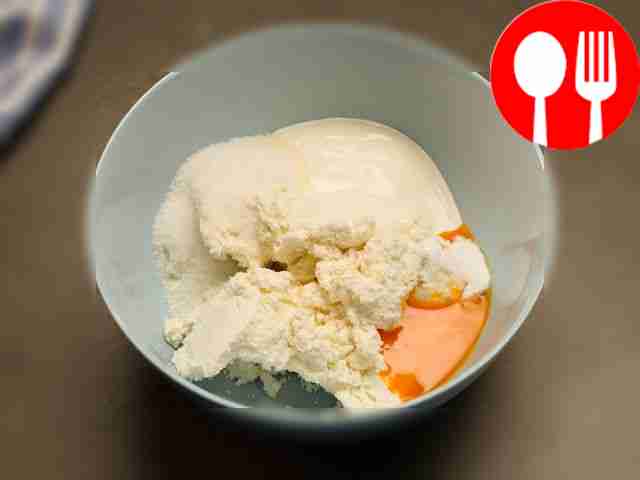 Смешайте творог с желтками, сметаной, сахаром...